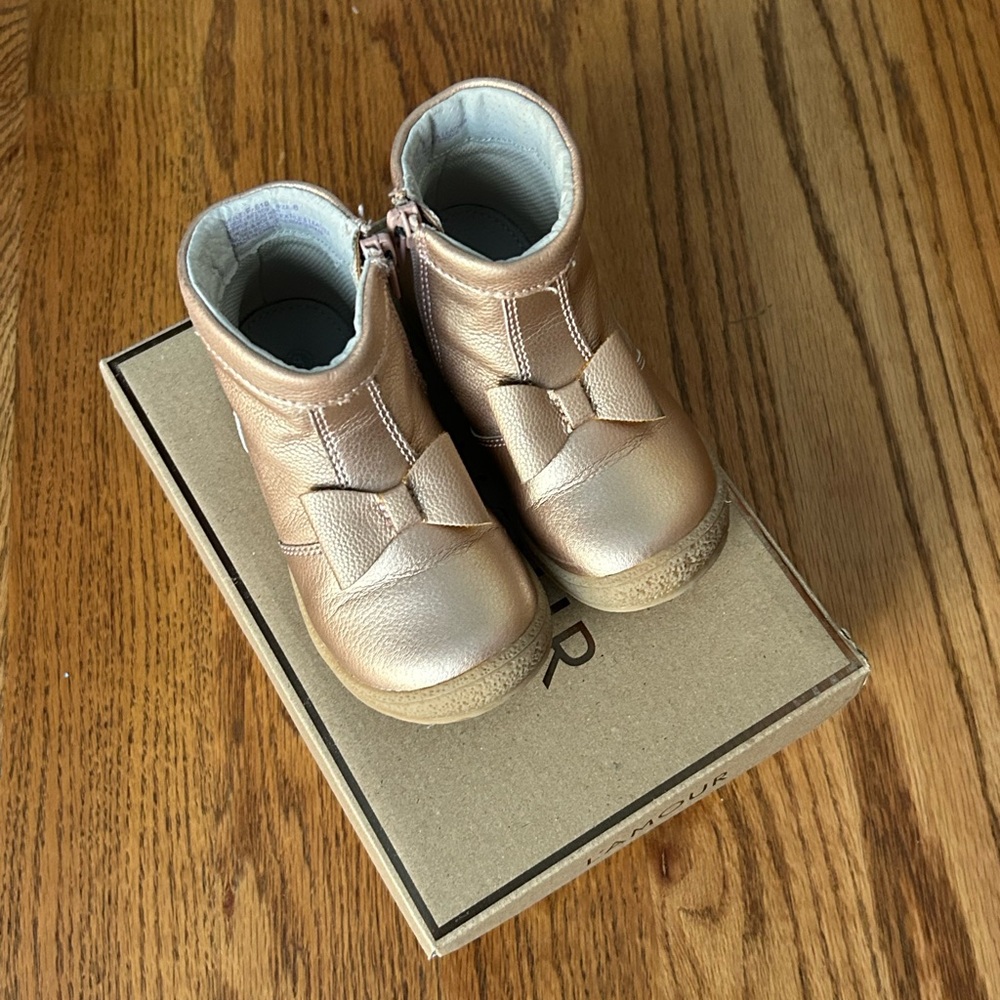 L’amour toddler Hilary Bow boot in rosegold, sz 8